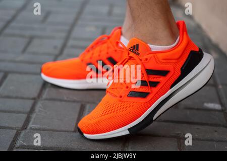 Tjumen, Russland-03. Mai 2022: Adidas Laufschuhe orange Farbe. Adidas, multinationales Unternehmen. Produktfotos. Selektiver Fokus Stockfoto