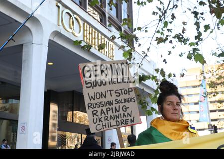 Sydney, Australien. 7.. Juni 2022. Ukrainer protestieren vor dem deutschen Konsulat in der William Street 100, Woolloomooloo, um mehr militärische Unterstützung für die Ukraine im Kampf gegen die russische Invasion zu fordern. Kredit: Richard Milnes/Alamy Live Nachrichten Stockfoto