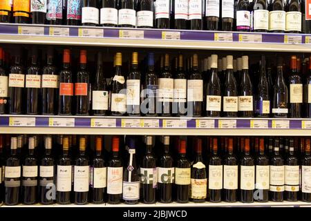 Tjumen, Russland-26. Mai 2022: Sortiment-, Wein- und Hartlikörflaschen werden ordentlich in den Regalen des Lebensmittelladens angezeigt. Stockfoto