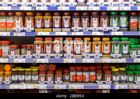 Tjumen, Russland-26. Mai 2022: Shop Metro Chef verschiedene Gewürze in den Regalen des Hypermarktes. Metro Group in 31 Ländern der Welt Stockfoto