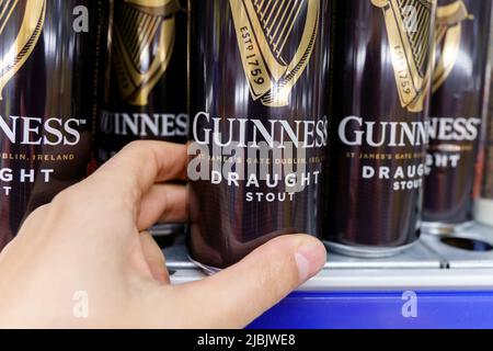 Tjumen, Russland-26. Mai 2022: Guinness Originalbier. Guinness Bier wird seit 1759 in Dublin, Irland, hergestellt. Stockfoto