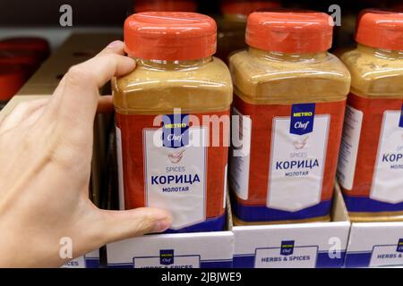 Tjumen, Russland-26. Mai, 2022: Shop Metro Chef. Die Metro Group ist mit 2.200 Einkaufszentren in 31 Ländern der Welt vertreten Stockfoto