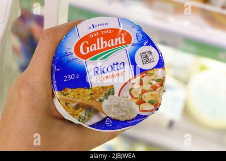 Tjumen, Russland-26. Mai 2022: Galbani-Käse-Ricotta in der Hand. Dal 1882 Zeichen auf Verpackung Nr. 1 Italien Milchkäse Lebensmittel Produkt Stockfoto
