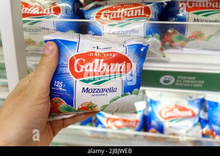 Tjumen, Russland-26. Mai 2022: Galbani-Käse in der Hand. Dal 1882 Zeichen auf Verpackung Nr. 1 Italien Milchkäse Lebensmittel Produkt Stockfoto