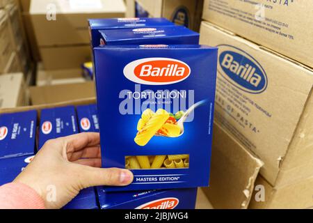 Tjumen, Russland-26. Mai 2022: Barilla tortiglioni auf einem Supermarktregal. Die Barilla-Gruppe produziert verschiedene Arten von Pasta, selektiver Fokus Stockfoto