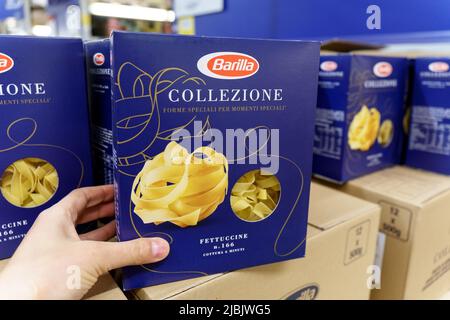 Tjumen, Russland-26. Mai 2022: Barilla collezione auf einem Supermarktregal. Die Barilla-Gruppe produziert verschiedene Arten von Pasta, selektiver Fokus Stockfoto
