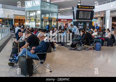 London, 7. Juni 2022. Heathrow Airport Terminal 2 ist voll mit Passagieren, die von einem starken Personalmangel betroffen sind, was zu vielen Flugausfällen und Flughafenunterbrechungen führt und potenziell Tausende von Passagieren im Ausland gestrandet sind.Credit. amer ghazzal/Alamy Live News Stockfoto