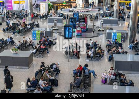 London, 7. Juni 2022. Heathrow Airport Terminal 2 ist voll mit Passagieren, die von einem starken Personalmangel betroffen sind, was zu vielen Flugausfällen und Flughafenunterbrechungen führt und potenziell Tausende von Passagieren im Ausland gestrandet sind.Credit. amer ghazzal/Alamy Live News Stockfoto