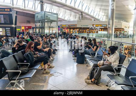 London, 7. Juni 2022. Heathrow Airport Terminal 2 ist voll mit Passagieren, die von einem starken Personalmangel betroffen sind, was zu vielen Flugausfällen und Flughafenunterbrechungen führt und potenziell Tausende von Passagieren im Ausland gestrandet sind.Credit. amer ghazzal/Alamy Live News Stockfoto