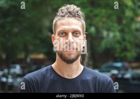 Ein junger Mann von 25s verbringt seinen Urlaub auf Reisen in neue Länder und Städte Stockfoto