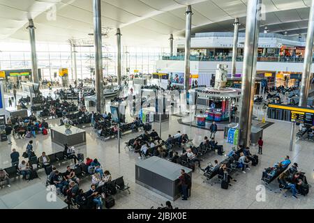 London, 7. Juni 2022. Heathrow Airport Terminal 2 ist voll mit Passagieren, die von einem starken Personalmangel betroffen sind, was zu vielen Flugausfällen und Flughafenunterbrechungen führt und potenziell Tausende von Passagieren im Ausland gestrandet sind.Credit. amer ghazzal/Alamy Live News Stockfoto