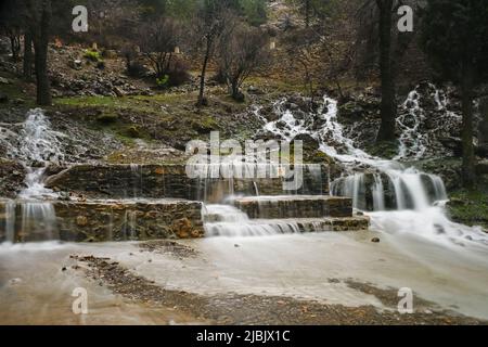 Sierra-Brunnen, überfließend von Wasser, durch sintflutartige Regenfälle. Stockfoto