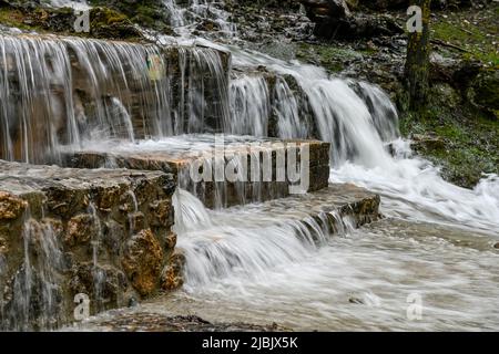 Sierra-Brunnen, überfließend von Wasser, durch sintflutartige Regenfälle. Stockfoto