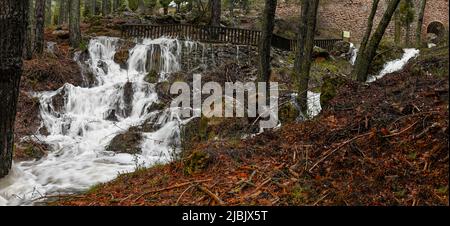 Sierra-Brunnen, überfließend von Wasser, durch sintflutartige Regenfälle. Stockfoto