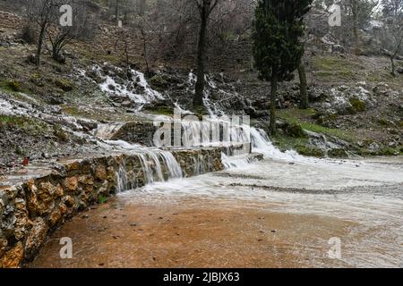 Sierra-Brunnen, überfließend von Wasser, durch sintflutartige Regenfälle. Stockfoto