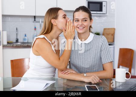 Zwei Freundinnen flüstern Stockfoto