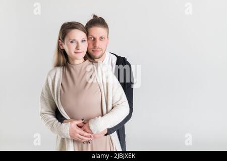 Porträt eines jungen verliebten europäischen Paares auf weißem Hintergrund Stockfoto