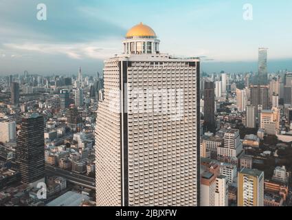 Luftaufnahme des Bezirks Saphan Taksin in der Nähe der Taksin-Brücke und des Flusses Chao Phraya, Bangkok, Thailand Stockfoto