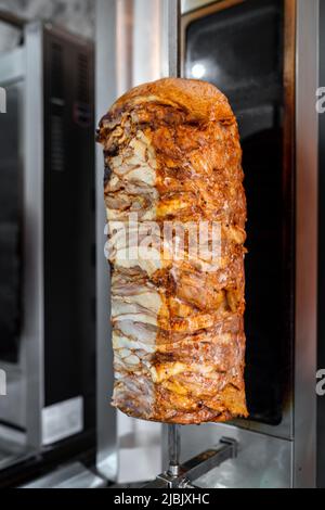 Vertikale Rotisserie mariniertes Hühnerfleisch für Döner Kebab, türkische Street Food Stockfoto