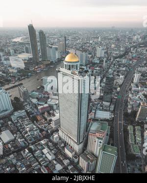 Luftaufnahme des Bezirks Saphan Taksin in der Nähe der Taksin-Brücke und des Flusses Chao Phraya, Bangkok, Thailand Stockfoto