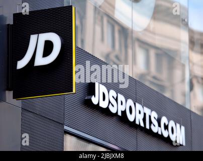 Foto vom 06/01/16 eines Ladenzeichens für JD Sports im Zentrum von London, da JD Sports Fashion sagte, dass es plant, in Vorbereitung auf eine Geldbuße des CMA und Rechtskosten in den Jahresergebnissen für das Jahr bis Januar 29 rund £2 Millionen Euro zu einem Hit zu buchen, Die sie „kurz“ veröffentlichen wird. Ausgabedatum: Dienstag, 7. Juni 2022. Stockfoto