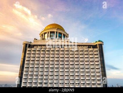 Luftaufnahme des Bezirks Saphan Taksin in der Nähe der Taksin-Brücke und des Flusses Chao Phraya, Bangkok, Thailand Stockfoto