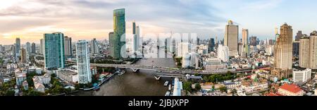 Luftaufnahme des Bezirks Saphan Taksin in der Nähe der Taksin-Brücke und des Flusses Chao Phraya, Bangkok, Thailand Stockfoto