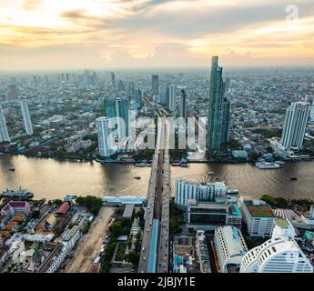 Luftaufnahme des Bezirks Saphan Taksin in der Nähe der Taksin-Brücke und des Flusses Chao Phraya, Bangkok, Thailand Stockfoto