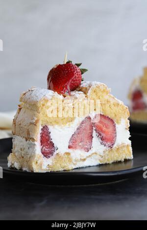 Erdbeer-Holzkuchen. Nahaufnahme Stockfoto