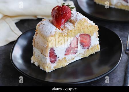 Erdbeer-Holzkuchen. Nahaufnahme Stockfoto