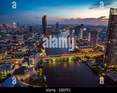 Luftaufnahme des Bezirks Saphan Taksin in der Nähe der Taksin-Brücke und des Flusses Chao Phraya, Bangkok, Thailand Stockfoto