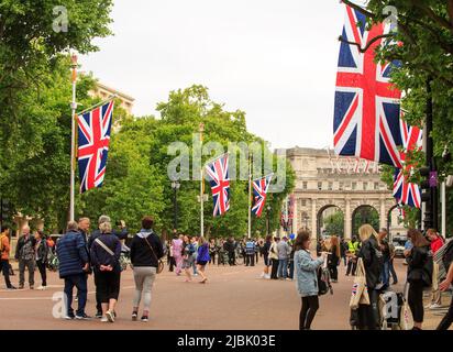 The Mall, London, 2022. Die Platinum Jubilee Bank Holiday, Touristen zu Fuß die Mall in Richtung Admiralty Arch, die mit Union Jack FL gesäumt ist Stockfoto