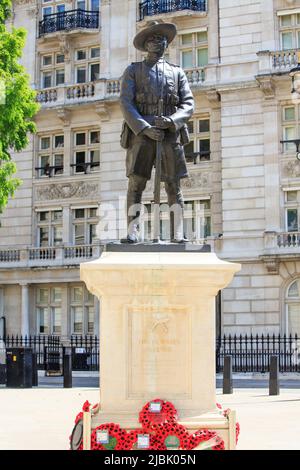 Whitehall, London, 2022. Das Denkmal für die Brigade von Gurkhas auf der Horse Guards Avenue, Whitehall, London, wurde von Königin Elizabeth II. Enthüllt Stockfoto