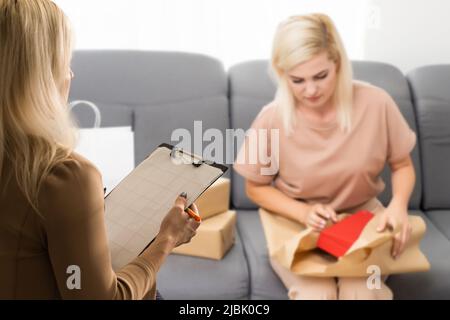 Psychologin, die mit ihrer shopaholic Patientin eine Sitzung hatte Stockfoto