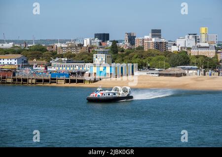 Großbritannien, England, Portsmouth. Hovertravel 12000TDs Hovercraft verlässt den Strand in Portsmouth und geht nach Ryde auf der Isle of White. Stockfoto