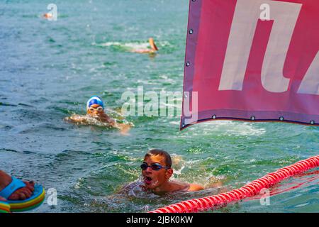 Am 2. August 2015 wurde 75. Jahrestag Schwimmen Marathon Galata - Varna statt. Es nahmen 263 Teilnehmer Teil.Preisverleihung für die Gewinner Stockfoto