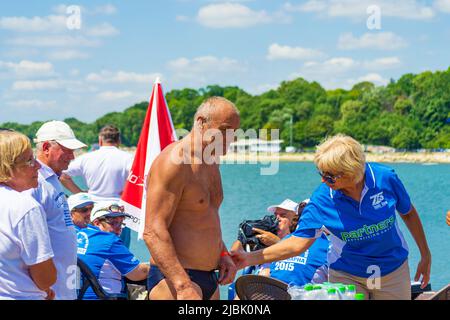 Am 2. August 2015 wurde 75. Jahrestag Schwimmen Marathon Galata - Varna statt. Es nahmen 263 Teilnehmer Teil.Preisverleihung für die Gewinner Stockfoto