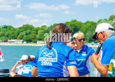 Am 2. August 2015 wurde 75. Jahrestag Schwimmen Marathon Galata - Varna statt. Es nahmen 263 Teilnehmer Teil.Preisverleihung für die Gewinner Stockfoto