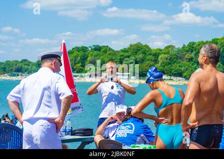 Am 2. August 2015 wurde 75. Jahrestag Schwimmen Marathon Galata - Varna statt. Es nahmen 263 Teilnehmer Teil.Preisverleihung für die Gewinner Stockfoto