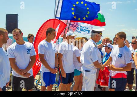 Am 2. August 2015 wurde 75. Jahrestag Schwimmen Marathon Galata - Varna statt. Es nahmen 263 Teilnehmer Teil.Preisverleihung für die Gewinner Stockfoto