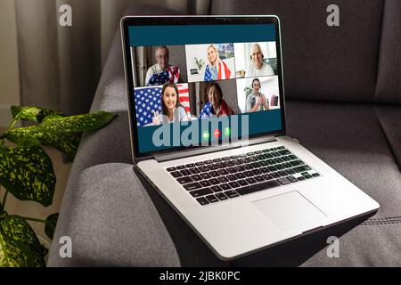 Videoanruf von zu Hause, Bildschirm, Webcam, Online-Kommunikation Stockfoto