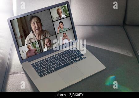 Videoanruf von zu Hause, Bildschirm, Webcam, Online-Kommunikation Stockfoto