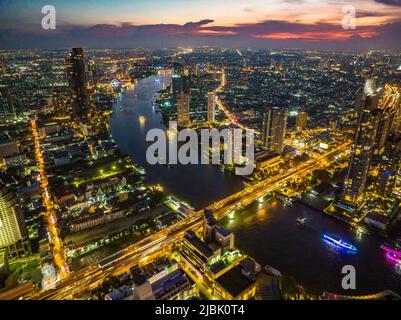 Luftaufnahme des Bezirks Saphan Taksin in der Nähe der Taksin-Brücke und des Flusses Chao Phraya, Bangkok, Thailand Stockfoto