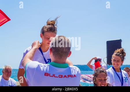 Am 2. August 2015 wurde 75. Jahrestag Schwimmen Marathon Galata - Varna statt. Es nahmen 263 Teilnehmer Teil.Preisverleihung für die Gewinner Stockfoto