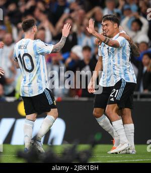 01 Jun 2022 - Italien gegen Argentinien - Finalissima 2022 - Wembley-Stadion Paolo Dybal feiert sein Tor mit Lionel Messi während des Spiels gegen Italien. Stockfoto