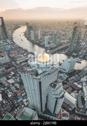 Luftaufnahme des Bezirks Saphan Taksin in der Nähe der Taksin-Brücke und des Flusses Chao Phraya, Bangkok, Thailand Stockfoto