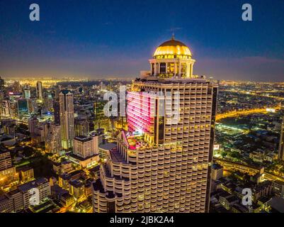 Luftaufnahme des Bezirks Saphan Taksin in der Nähe der Taksin-Brücke und des Flusses Chao Phraya, Bangkok, Thailand Stockfoto