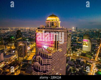 Luftaufnahme des Bezirks Saphan Taksin in der Nähe der Taksin-Brücke und des Flusses Chao Phraya, Bangkok, Thailand Stockfoto