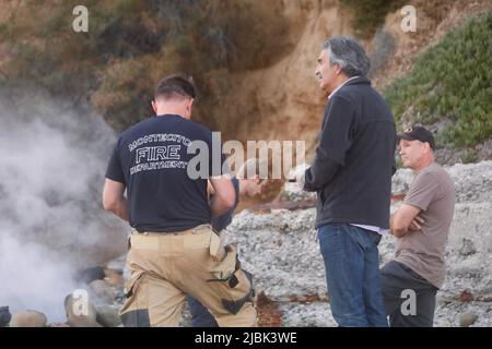 7. Juni 2022, Montecito, CA, USA: Feuerwehrleute der Feuerwehr Montecito haben am 6. Juni 2022 am Butterfly Beach, einem typisch unberührten Küstenstreifen in einer der exklusivsten und reichsten Städte der USA, ein wüstendes Lagerfeuer ausgelöst, das von einem wohlmeinenden, aber fehlgeleiteten Bewohner von Goleta, Kalifornien, namens Joey, begonnen wurde. Die, verärgert über die Trümmer, die vom verlassenen und illegalen Obdachlosenlager am Butterfly Beach hinterlassen wurden, das Feuer anzündete, um den Müll zu verbrennen. Dies dauerte weniger als 24 Stunden, nachdem die Feuerwehrleute gekämpft und das nahegelegene Brückenfeuer eingedämmt hatten, sodass Bewohner und Ersthelfer besonders nervös waren und vi Stockfoto