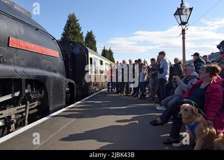 Eisenbahnfreunde stehen vor der Kamera, um Fotos von dem neu restaurierten LNER A4 Pacific 4498 „Sir Nigel Gresley“ in der Kidderminster Station, Severn Valley Railway, Großbritannien, zu machen Stockfoto